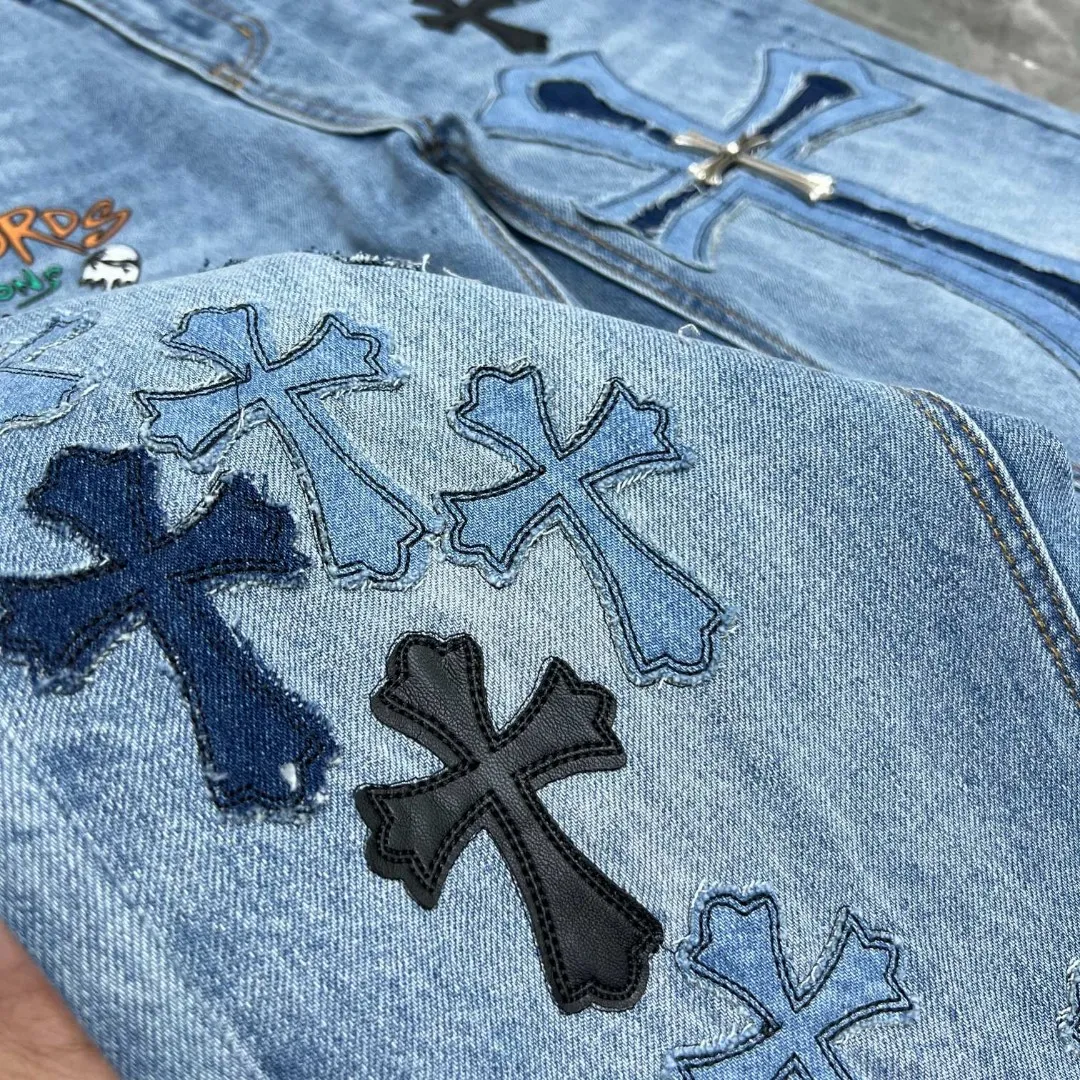 P296 Chrome Hearts🌸Jeans series🌸 🌈Classic version series🌈Cross leather mark silver washed style Exclusive custom weaving and dyeing 100% pure cotton high weight denim fabric High-tech washing! After the pants are finished, do heavy enzyme stone washing and rinsing! ✨Heavy leather embroidery➕Heavy hand sewing, washing and polishing✨Original hardware mold opening! Carrying various craft elements, it is suitable for all kinds of outfits and can be worn in all seasons. 🌈Recommended color: fixed-dyed denim blue🌈Code numbers: S, M, L, XL
